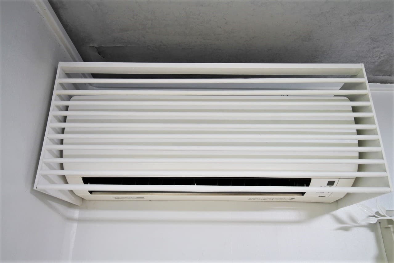 森の空間にあるエアコンの写真